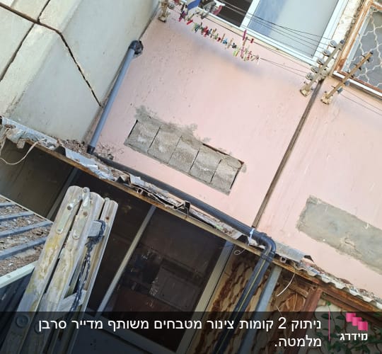 התקנת צנרת מים וניקוז חיצונית על קיר בניין מגורים